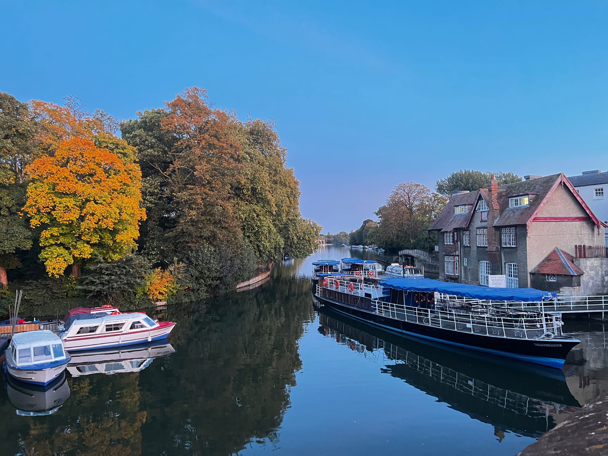 Kanal im Herbst