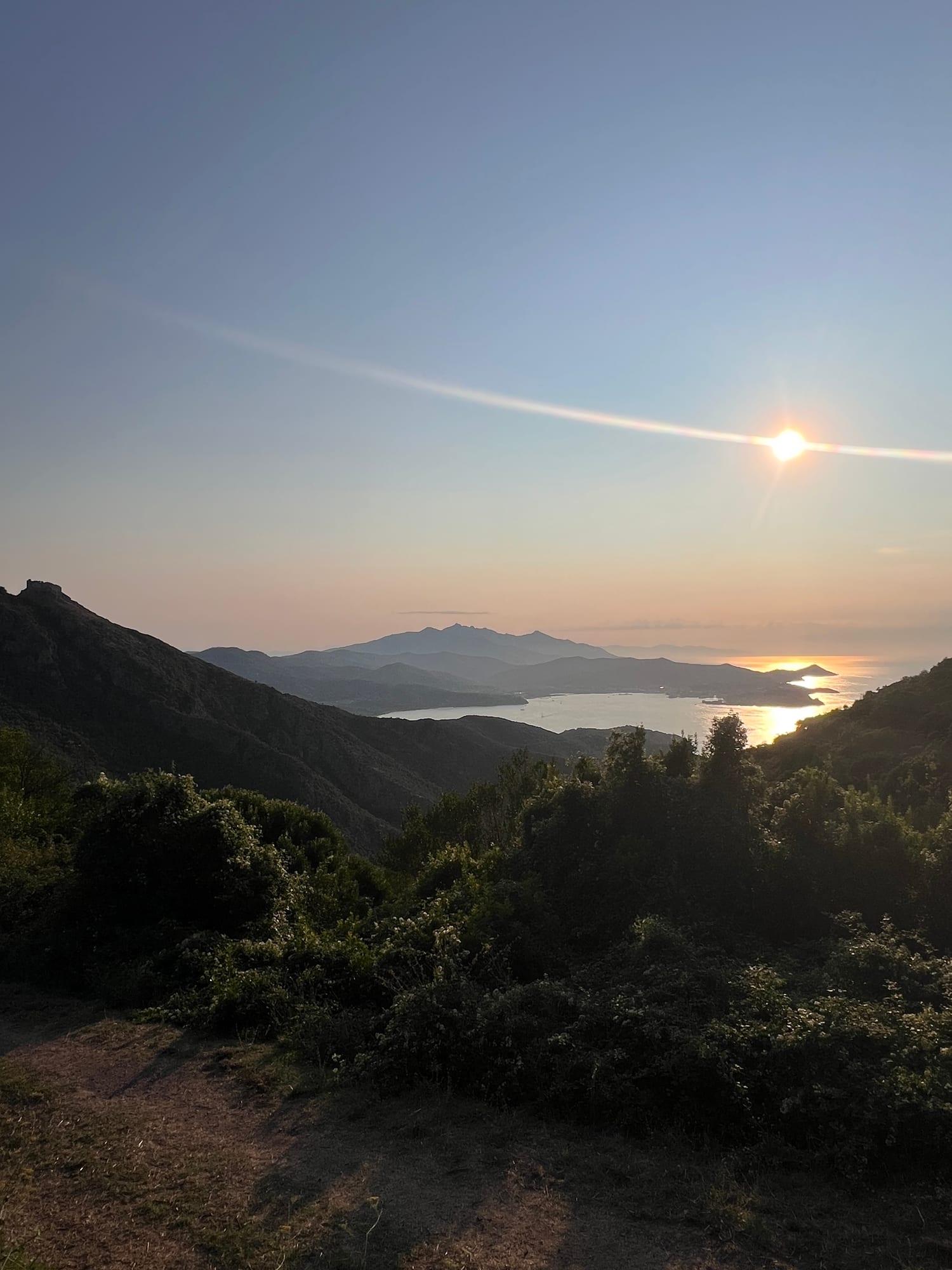 Mond über den Bergen