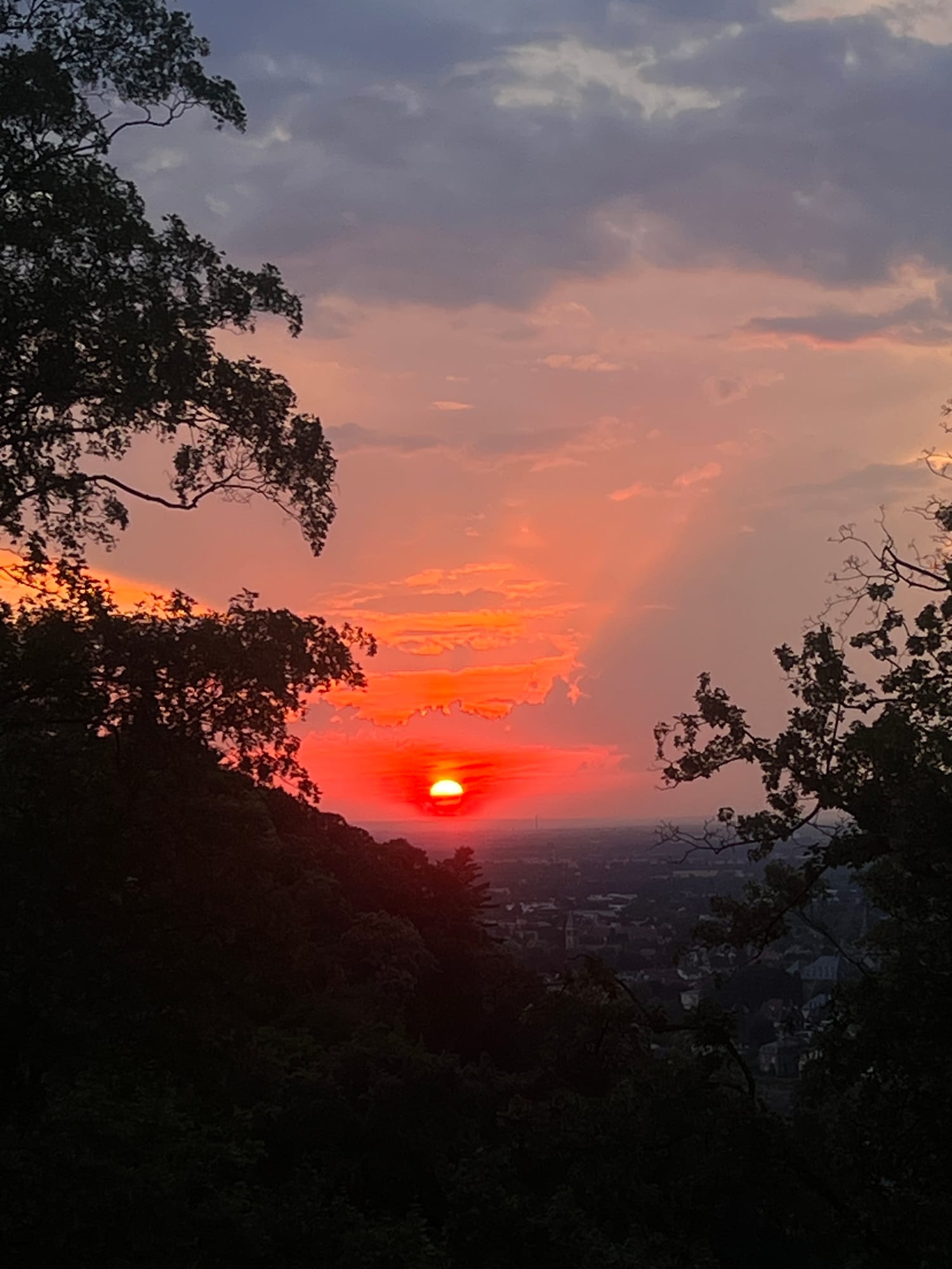 Sonnenuntergang über den Hügeln